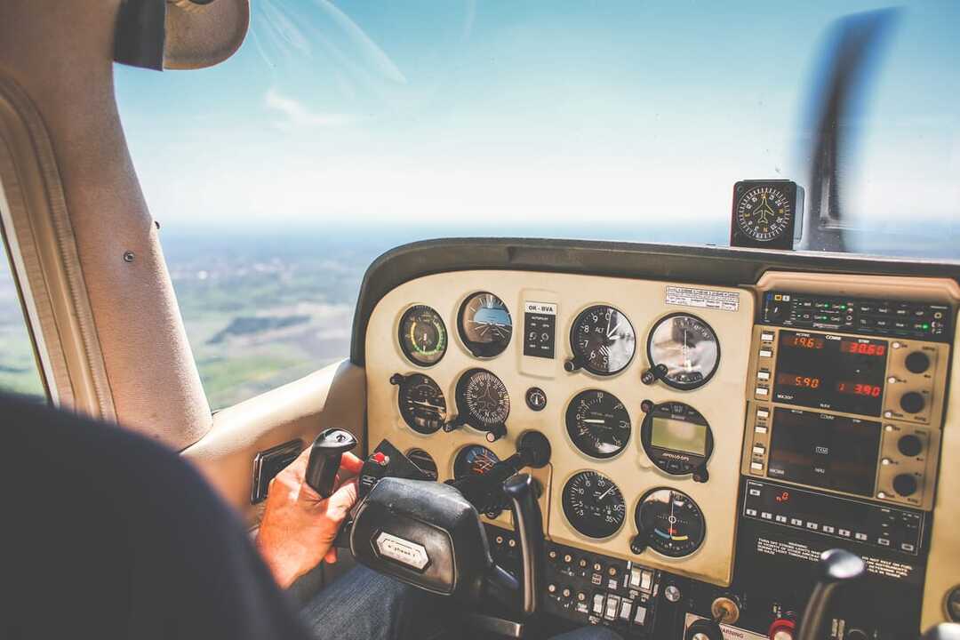 如何訂世界便宜機票，如何便宜玩歐洲，訂火車票，訂coach車票，靠參加學術會議，找朋友，couchsurfing, airbnb在歐洲各國旅行，以及線上辦簽證的代辦。
